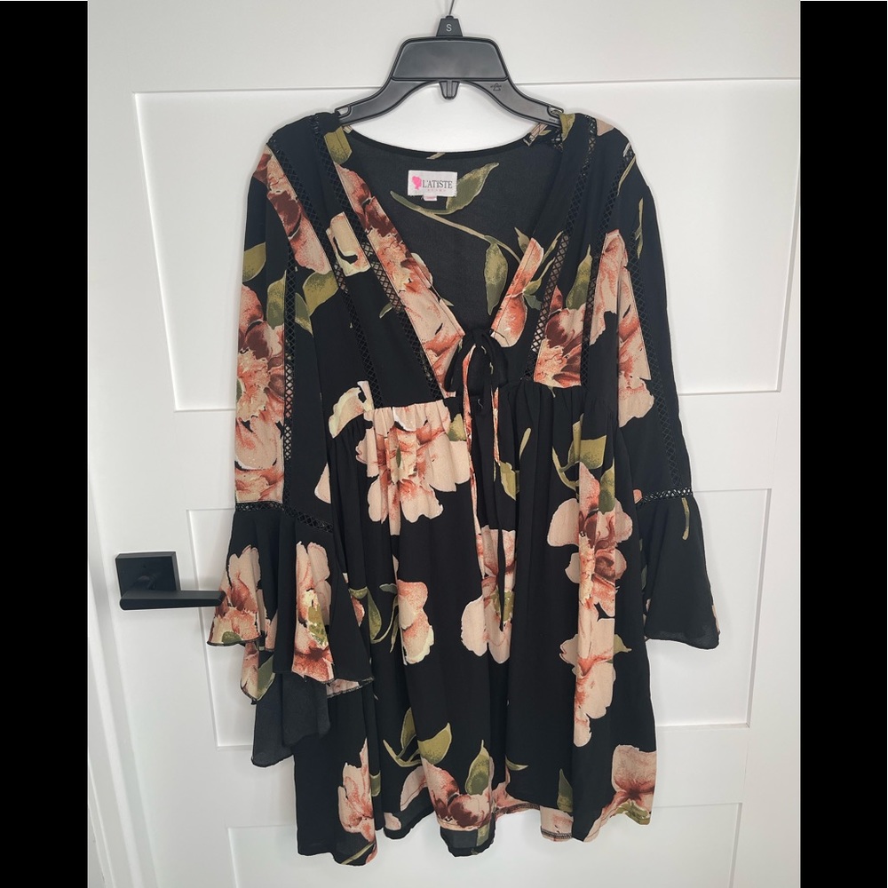 L'ATISTE by Amy Floral  Dress Size large beautiful Flowey sleeves